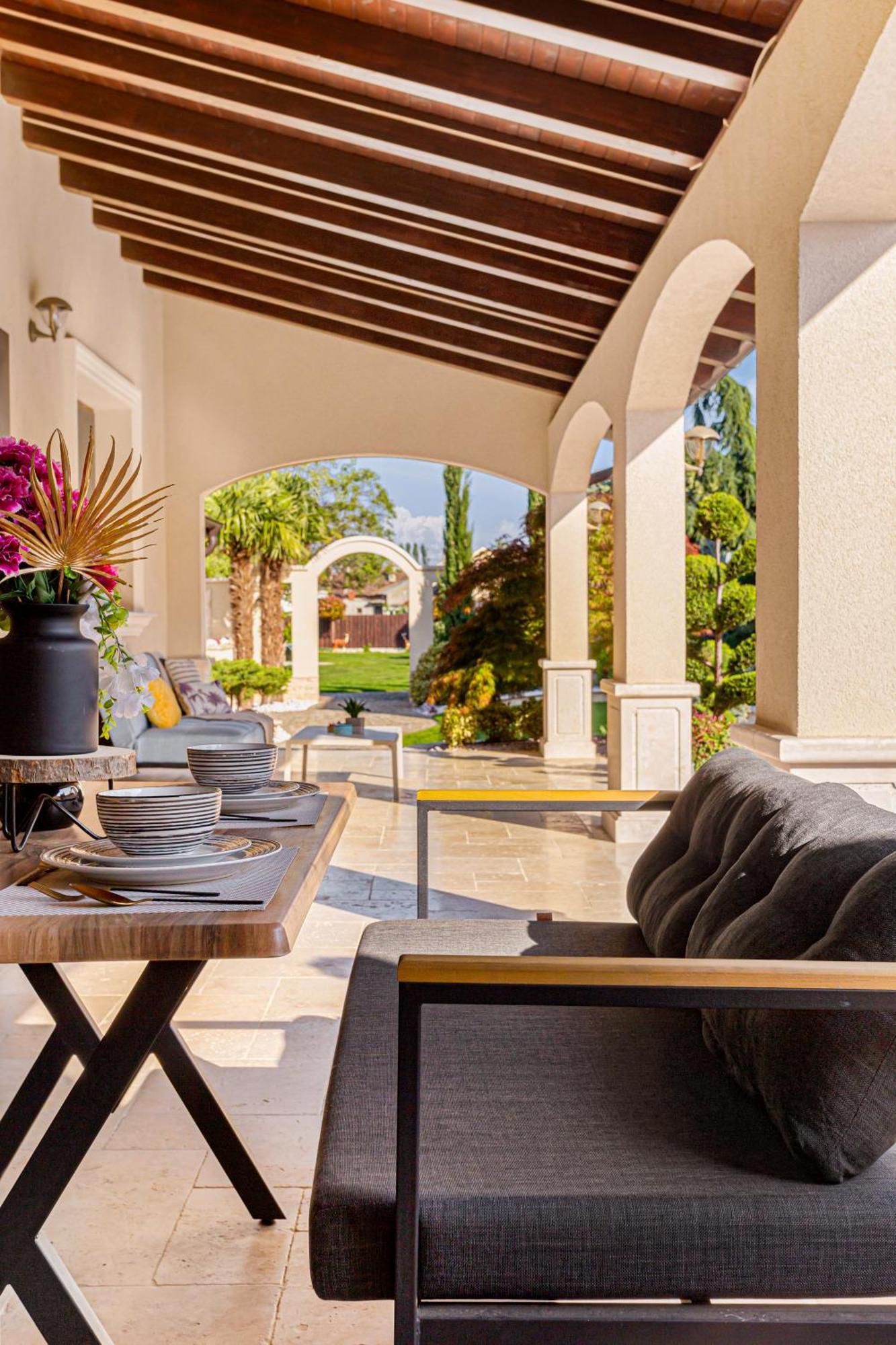 Sika Palladium Garden & Spa Central Apartment Arad Exteriör bild