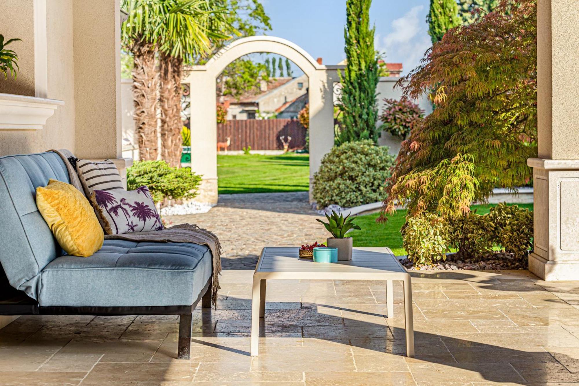 Sika Palladium Garden & Spa Central Apartment Arad Exteriör bild